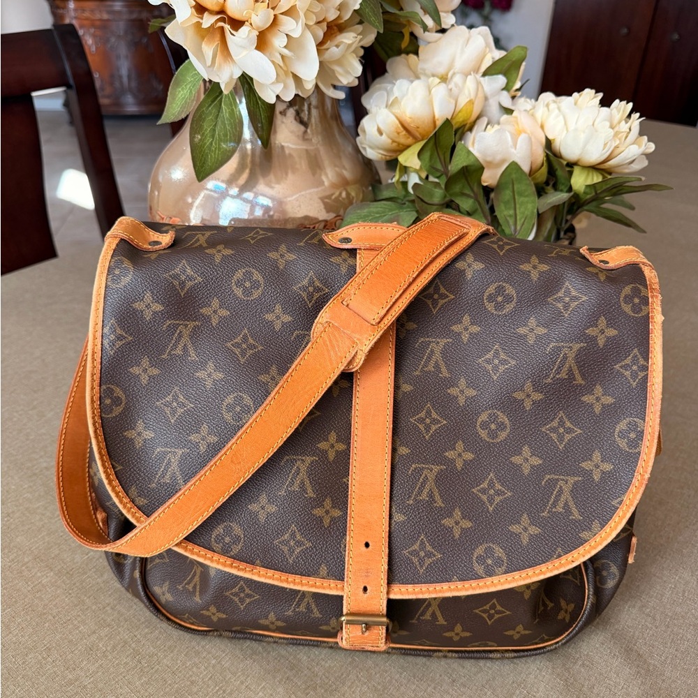 Authentic Louis Vuitton Saumur 35 Crossbody Shoulder Boho Bag